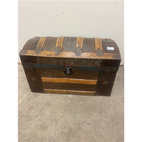 Steamer trunk - dome top c/w tray - 30" W X 18" H X 16" D