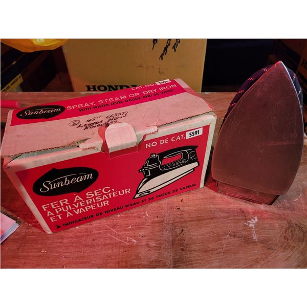 Vintage 1980 Sunbeam iron - excellent in box, working