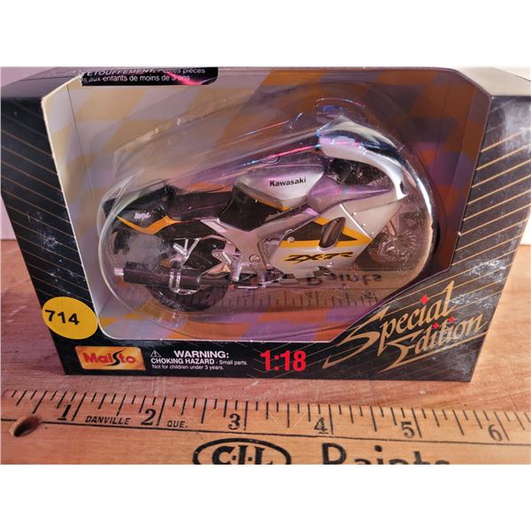 1:18 Kawasaki Motorcycle NIB 2001