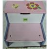 Image 2 : 9 X 12" Stepping Stool / Hinged Storage Compartment