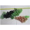 Image 1 : Ornamental plastic grapes