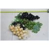 Image 1 : Ornamental plastic grapes
