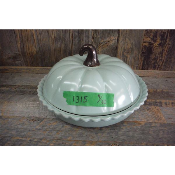 Pumpkin style covered pie plate