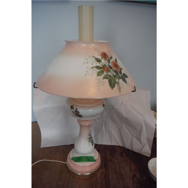Electric banquet lamp with matching glass shade