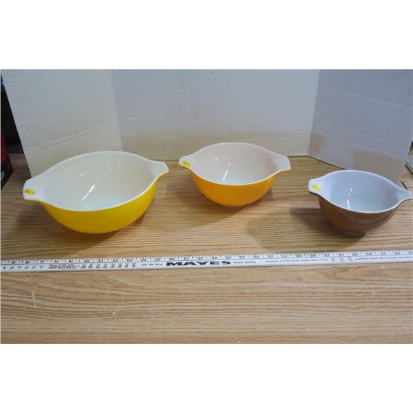Set of 3 Pyrex Bowls