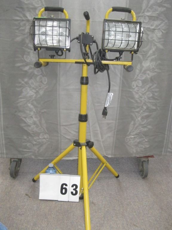 Working Halogen Work Lights on Stand