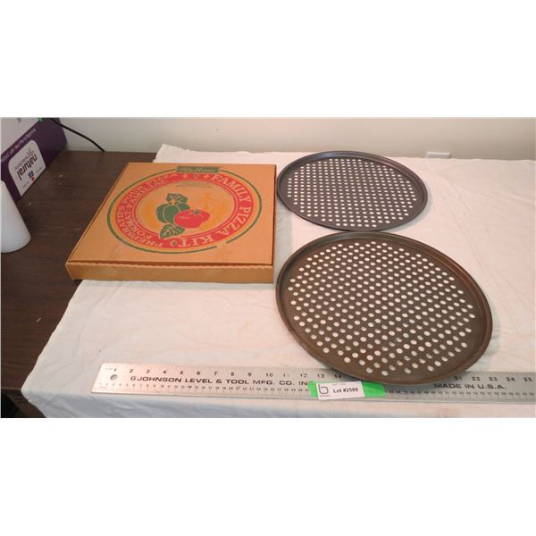 2 watkins pizza pans in original box