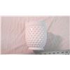 Image 3 : 5" Tall Milk Glass vase - Hobnail