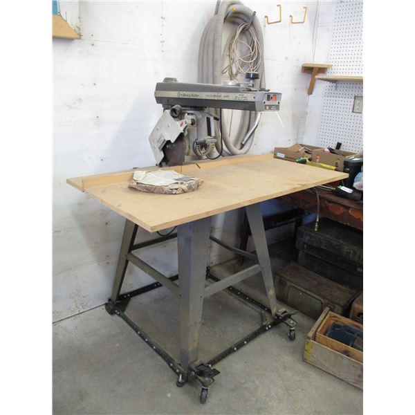 Black & Decker Table saw deluxe power shop with 4 extra blades on stand