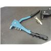 Image 3 : (2) Pop riveting tools