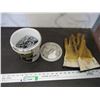 Image 1 : Bucket of Barbed galvanized staples -1.5" + rubber gloves