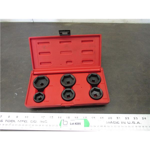 Metric canister filter socket set in case