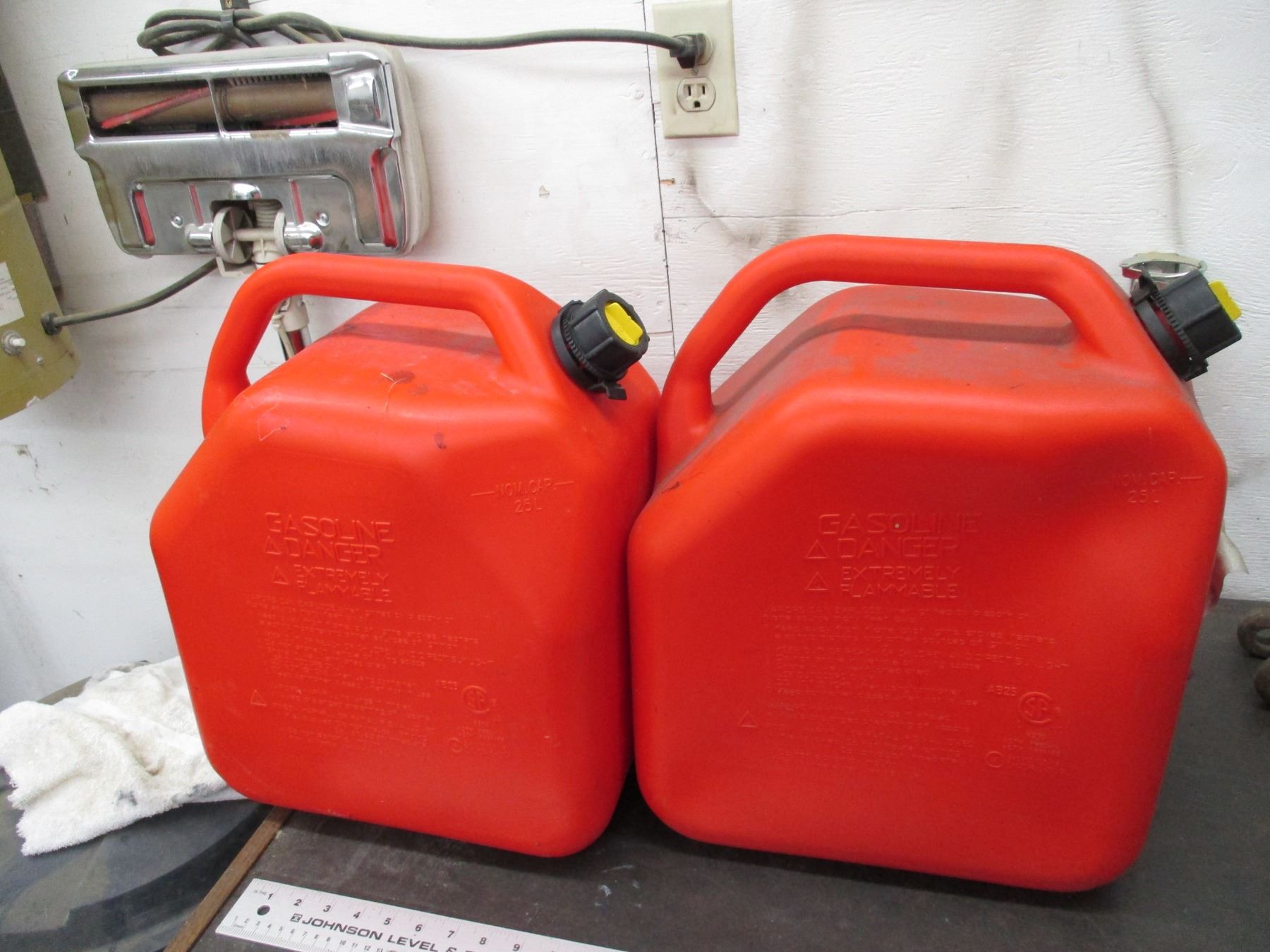 2 gas cans 25 litre