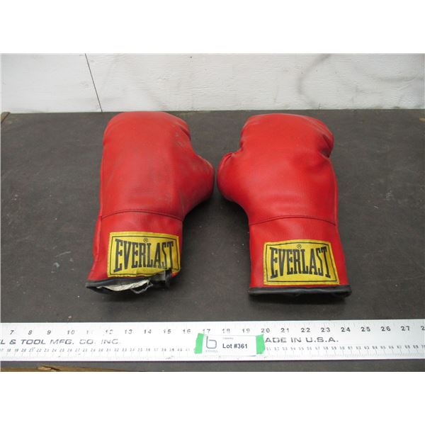 Pair of boxing gloves - 16
