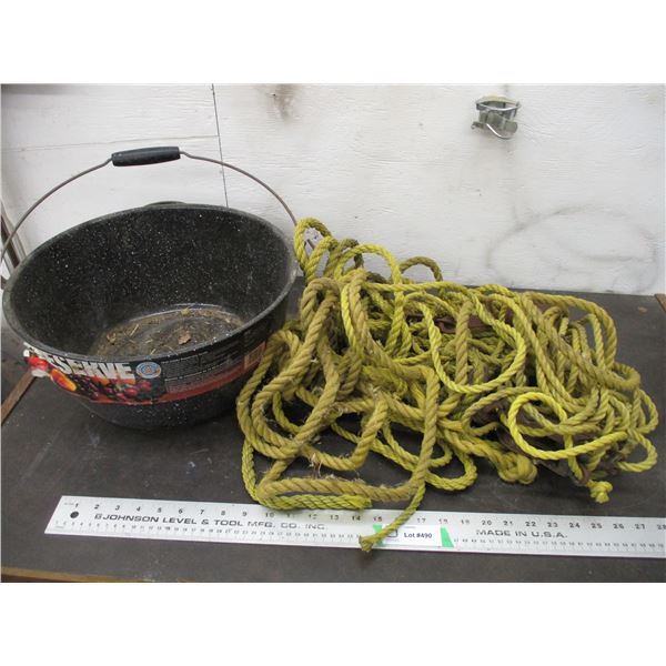 Enamel pot with rope block + tackle - 15" round