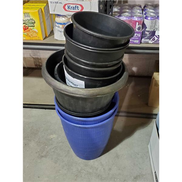 Assorted lot of plastic planters