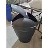 Image 2 : NEW Umbra Swinger 45L Garbage Can