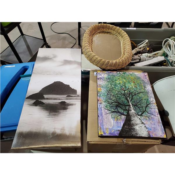 Lot of assorted Wall Hangings