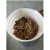 Image 2 : PAIL OF HEAVY DUTY CHAIN AND BAG OF TIRE CHAIN