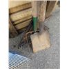 Image 2 : BUNDLE OF GARDEN TOOLS