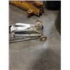 Image 2 : 2 HYDRAULIC TROLLEY JACKS