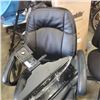 Image 2 : 2 OFFICE CHAIRS AND ADJUSTABLE KEYBOARD TRAY AND BACKREST