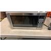 Image 2 : BLACK 1000 WATT HAMILTON BEACH MICROWAVE