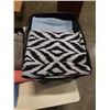 Image 2 : TOTE OF TOWELS