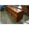 Image 2 : MID CENTURY 9 DRAWER DRESSER WITH MIRROR AND 2 DRAWER NIGHTSTAND