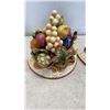 Image 2 : PAIR OF FITZ AND FLOYD PORCELAIN WALL LOOSE LEAF SCOUNCES
