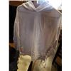 Image 3 : 5 JACKETS - 3 SIZE SMALL, 2 MEDIUM AND LADIES SHOES
