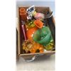 Image 2 : ART GLASS AND CERAMIC DISHES, BIRD FIGURE, FRUIT, VASES