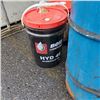 Image 2 : 4 BUCKETS OF HYDRAULIC AND GEAR OIL
