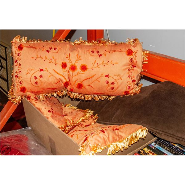 BOX WITH 2 DECORATIVE ORANGE EMBROIDERED