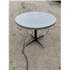 Image 1 : Pedistal table