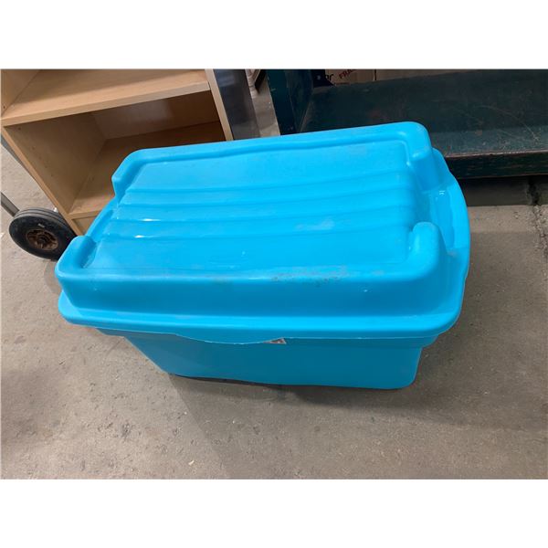 Rubbermaid lidded container