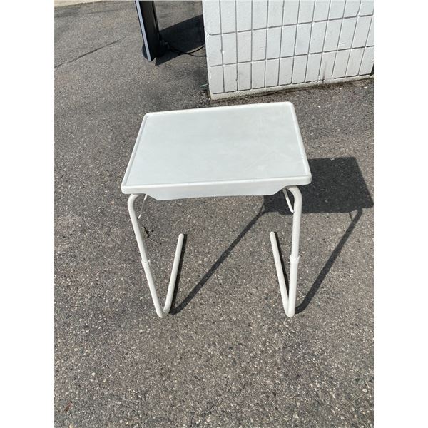 Folding table