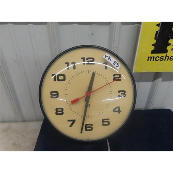 13  Round Electric School Clock