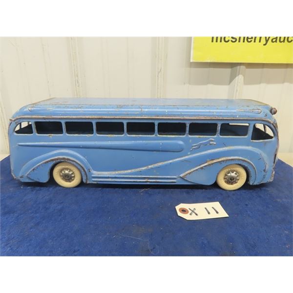 Kingsbury Toys' Metal Windup Greyhound Bus  18" x 5.5" x 4"