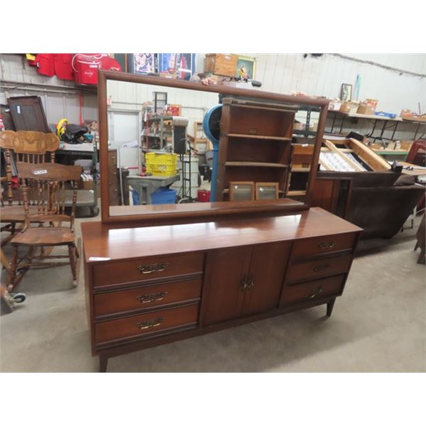 4 pc Bedroom Suite; Dresser 30"x 72" 18" wih  Mirror 32" x 62" , Dresser 47"x 38" x18" , Night Table