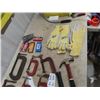 Image 3 : 10 Clamps, 4 Hammers, 3 New Pairs of Gloves plus more