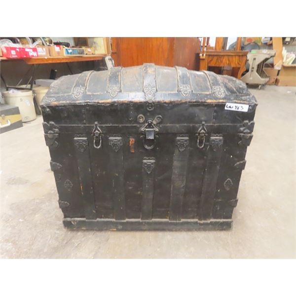 (ww) Round Top Immigrant Trunk with Tray 28"x 32" x 21"