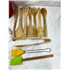 Image 2 : Assorted Kitchen Utensils