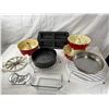 Image 1 : Assorted Baking Pans and Kitchenware
