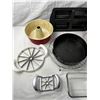Image 2 : Assorted Baking Pans and Kitchenware