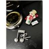 Image 2 : Fifth Avenue Collection Broaches and Compact Mirror