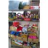 Image 1 : Holiday Décor, Gift Wrap, Bows, Woven Baskets