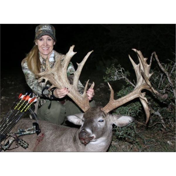 Texas: Trophy Whitetail and Exotic Combination Hunt for 2 Hunters