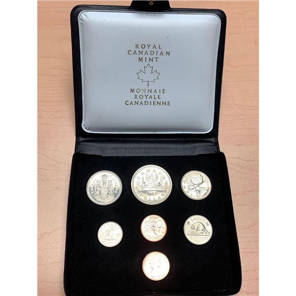 Royal Canadian Mint issued Vintage 1977 Cased Uncirculated coin Set with Case & Certificate