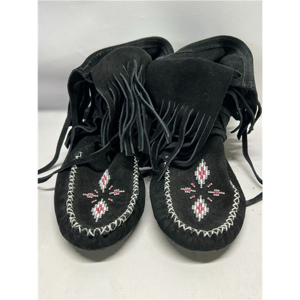 Manitobah Mukluks Beaded Footwear (Tag says: L8/M6)